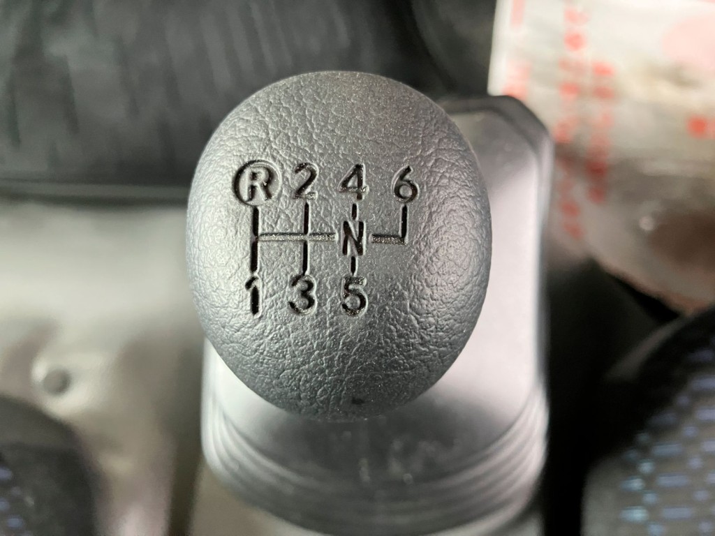 6速マニュアルです。|日野 デュトロ 2KG-XZU712M(2WD)の写真27