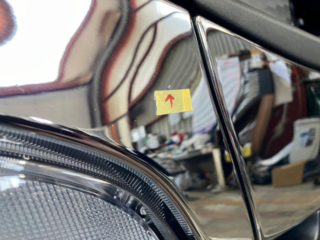 運転席側ヘッドランプガーニッシュに飛び石があります。|三菱 スーパーグレート 2PG-FS84HZの写真37
