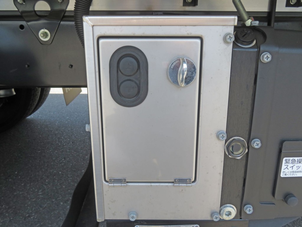 ゲートの操作スイッチです。|日野 レンジャー 2KG-FD2ABG(2WD)の写真12