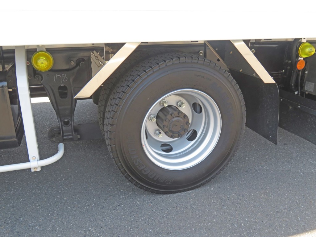 リアフェンダーはステンレス製です。|日野 レンジャー 2KG-FD2ABG(2WD)の写真23