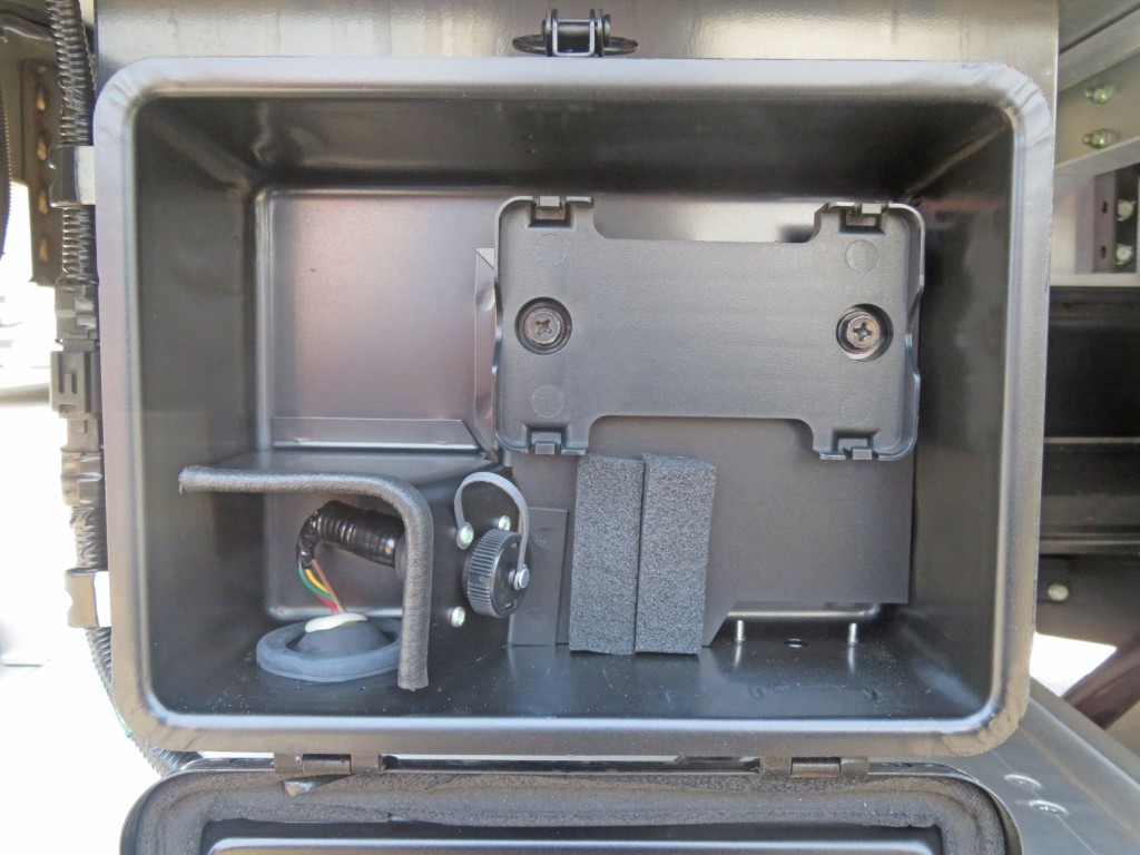 後方にエアサスコントローラーの取り付け個所があります。|日野 レンジャー 2KG-FD2ABG(2WD)の写真24