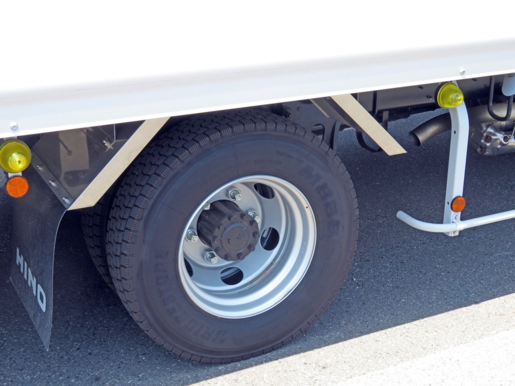 リアフェンダーはステンレス製です。|日野 レンジャー 2KG-FD2ABG(2WD)の写真10