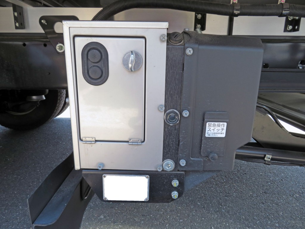 ゲートの操作スイッチです。|日野 レンジャー 2KG-FD2ABG(2WD)の写真15