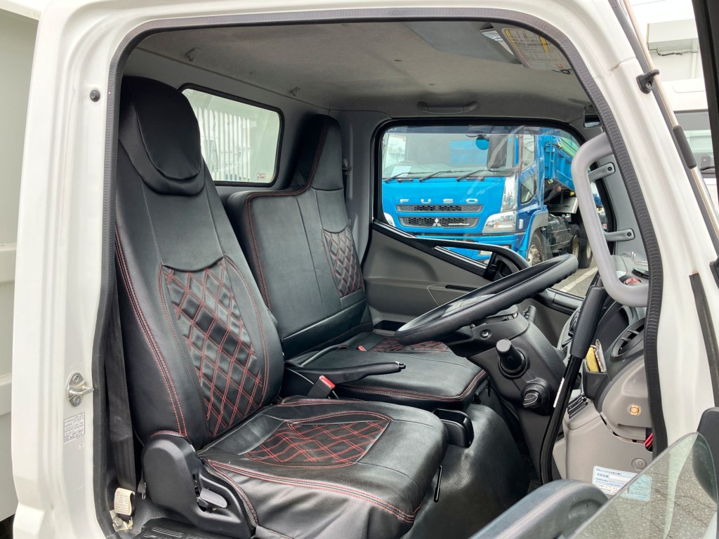 乗車定員は3名です。|三菱 キャンター 2RG-FBA60(2WD)の写真7
