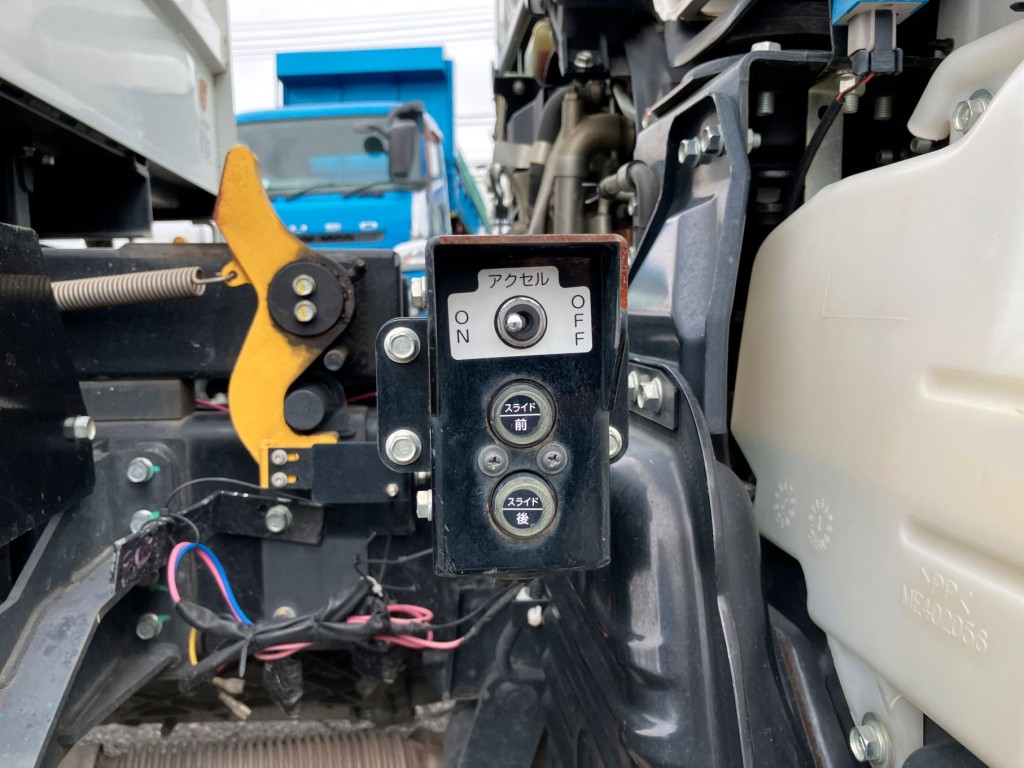 上物の操作スイッチです。|三菱 キャンター 2RG-FBA60(2WD)の写真21