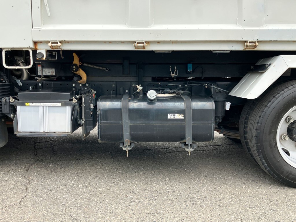 燃料タンクは70Lです。|三菱 キャンター 2RG-FBA60(2WD)の写真23