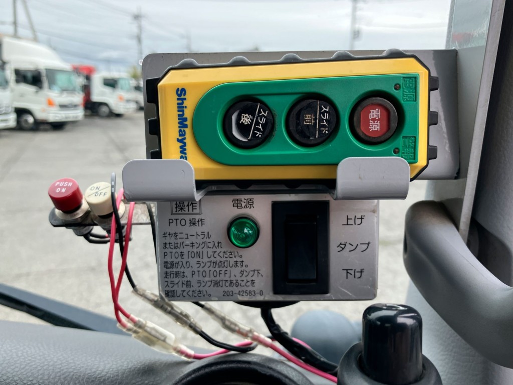 上物の操作スイッチです。|三菱 キャンター 2RG-FBA60(2WD)の写真28
