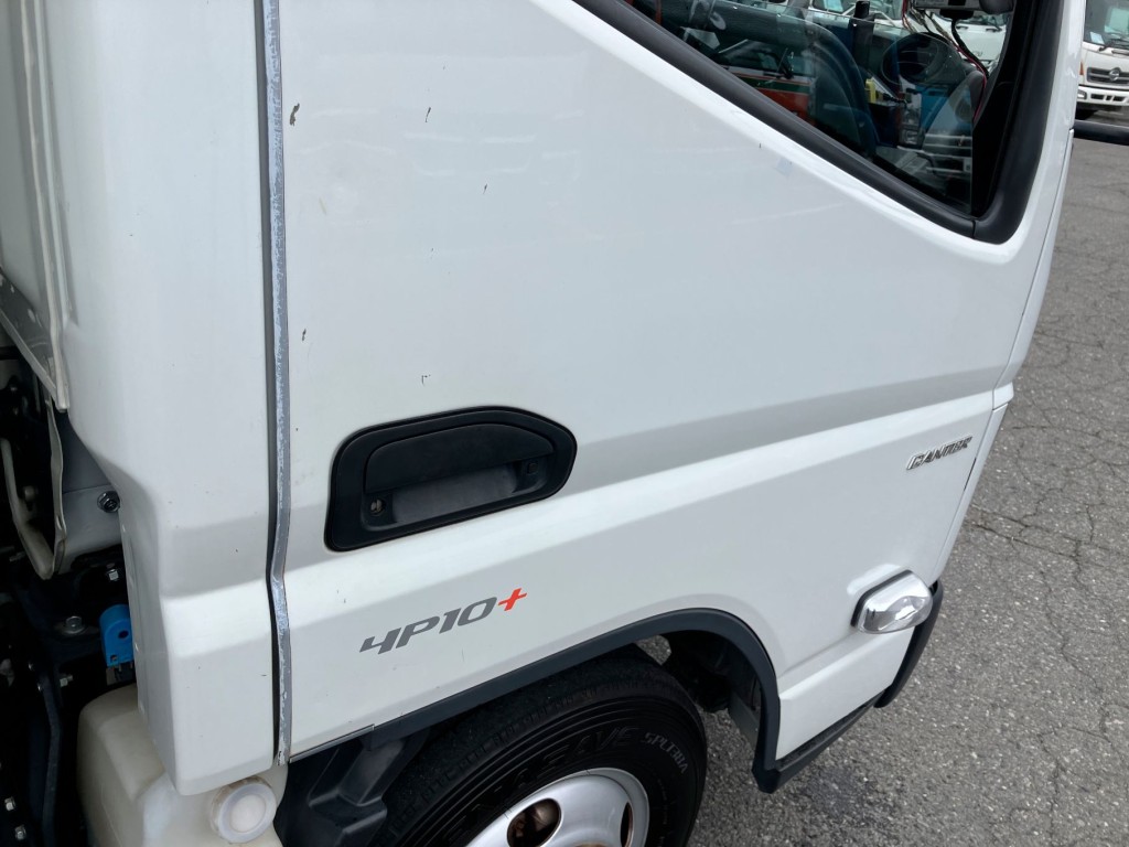運転席側ドアに小傷・タッチアップ跡があります。|三菱 キャンター 2RG-FBA60(2WD)の写真37