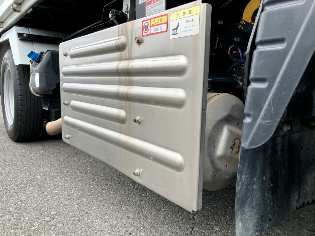 マフラーカバーに少し曲がりがあります。|三菱 キャンター 2RG-FBA60(2WD)の写真42