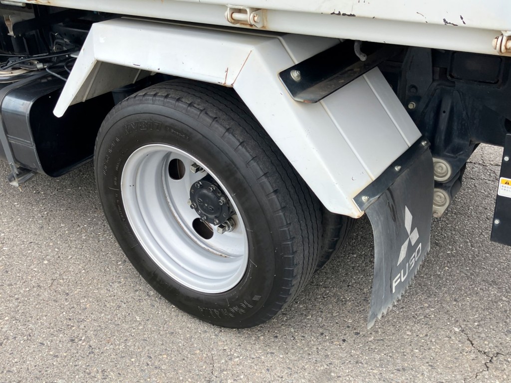 助手席側リヤフェンダーにキズ・サビがあります。|三菱 キャンター 2RG-FBA60(2WD)の写真46