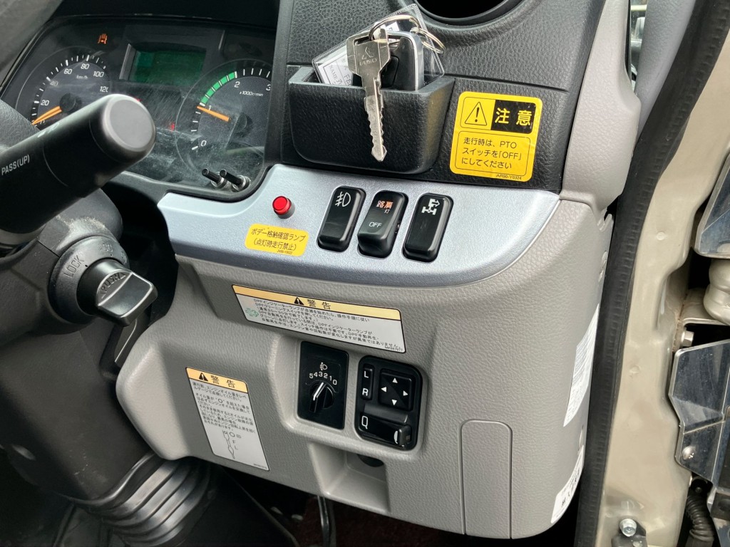 スイッチ類です。|三菱 キャンター 2RG-FEB80(2WD)の写真29