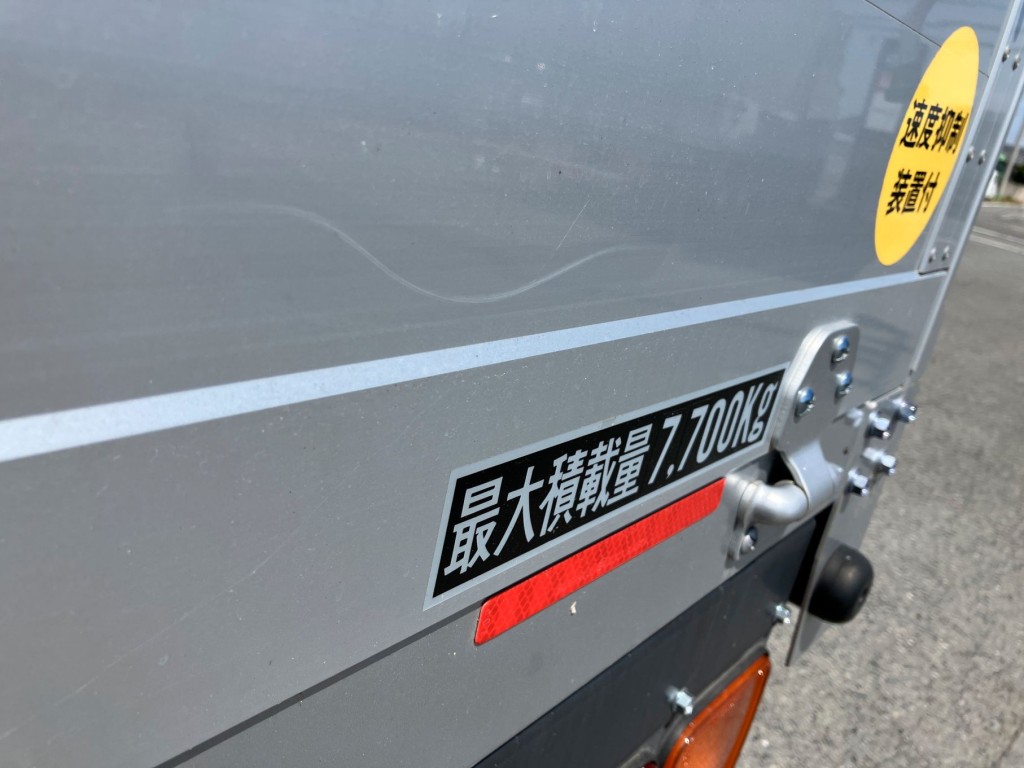リヤアオリに少し擦れがあります。|三菱 ファイター 2KG-FK62FZ(2WD)の写真9