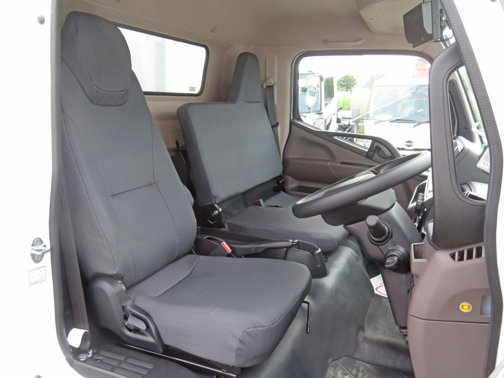 乗車定員は3名です。|三菱 キャンター 2PG-FEBM0(2WD)の写真8