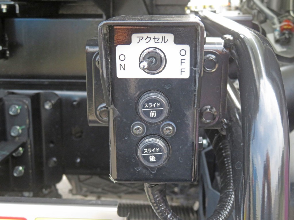 セーフティの操作スイッチです。|三菱 キャンター 2PG-FEBM0(2WD)の写真21