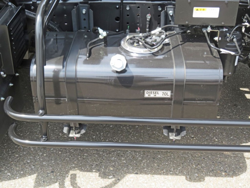 燃料タンクは70Lです。|三菱 キャンター 2PG-FEBM0(2WD)の写真24