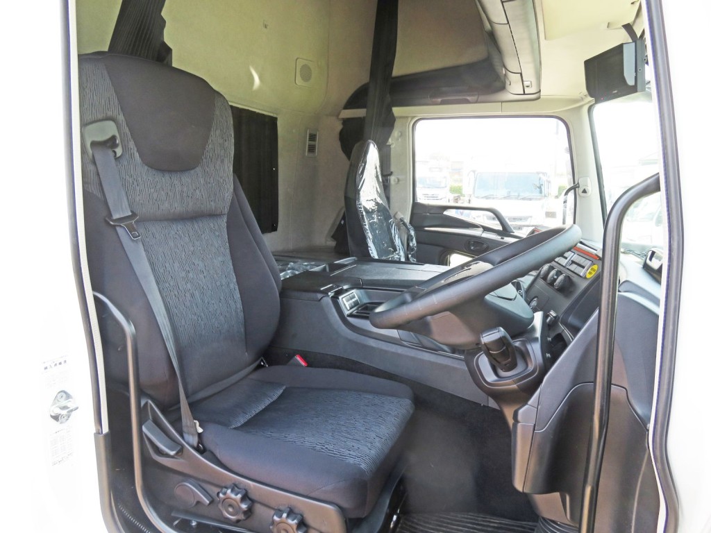 運転席座面にヘタリがあります。(ハイルーフキャビンです)|三菱 スーパーグレート 2PG-FS84VZの写真6