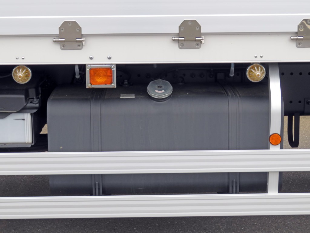 燃料タンクは300Lです。|日野 プロフィア 2DG-FS1AHCの写真19