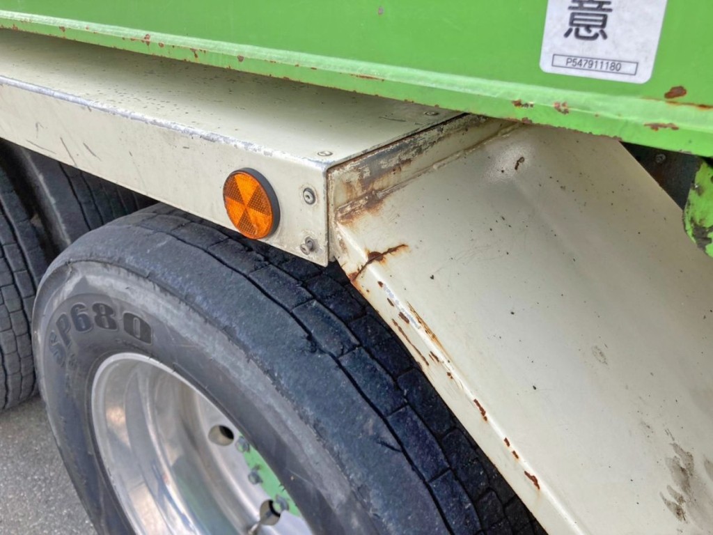 運転席側リヤフェンダー前方に亀裂があります。|三菱 スーパーグレート BDG-FV50JY改の写真47
