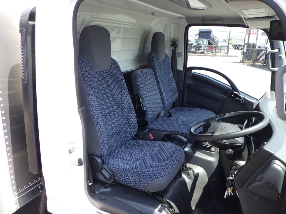 乗車定員は3名です。|いすゞ エルフ 2RG-NPR88AN(2WD)の写真6