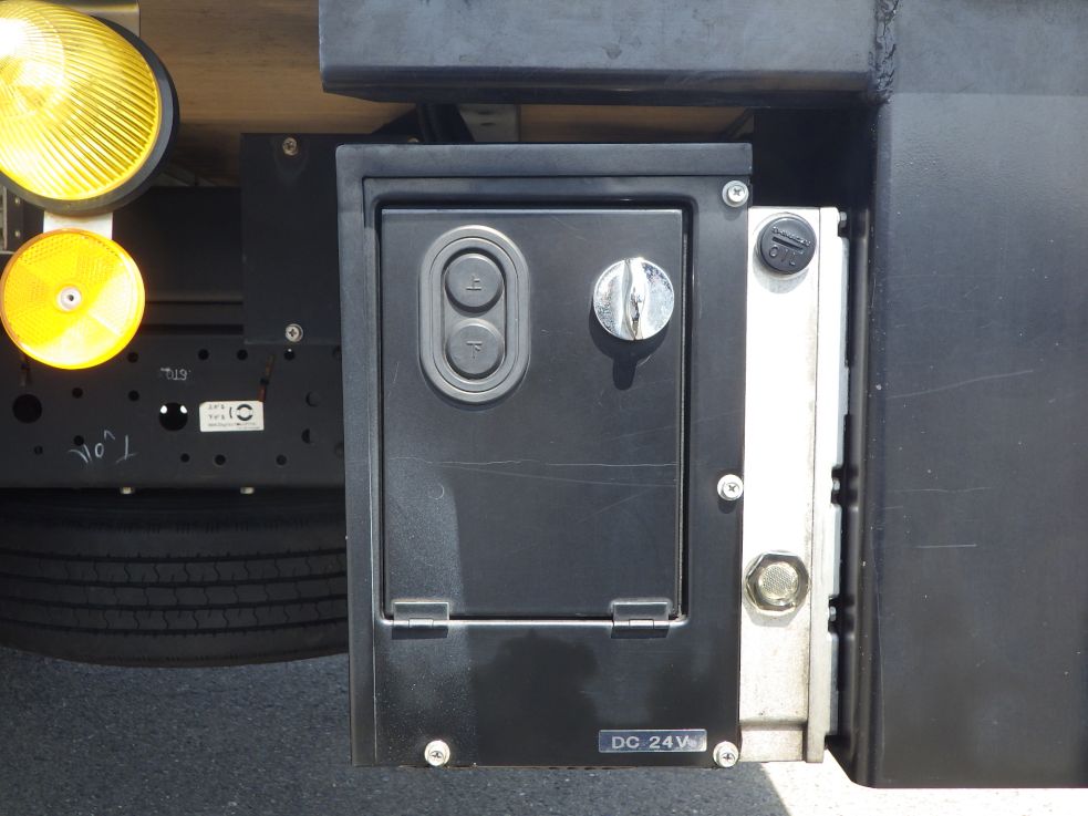 ゲートの操作スイッチです。|いすゞ エルフ 2RG-NPR88AN(2WD)の写真15