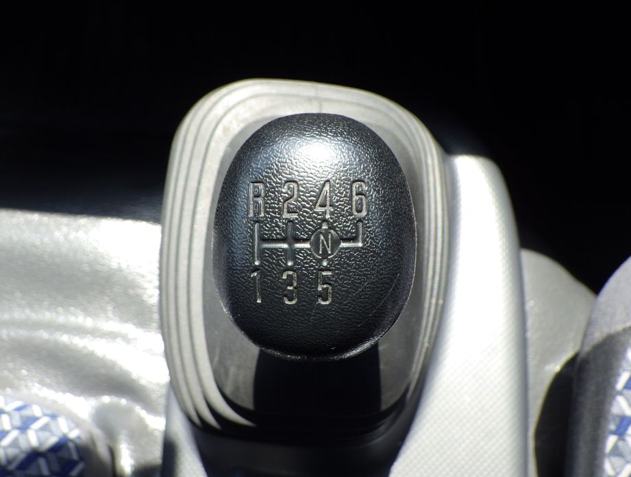MT6速です。|いすゞ エルフ 2RG-NPR88AN(2WD)の写真22