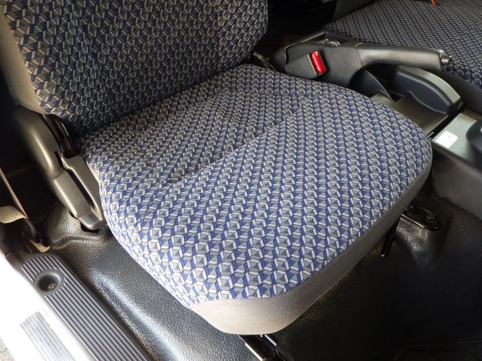 運転席座面にヘタリがあります。|いすゞ エルフ 2RG-NPR88AN(2WD)の写真42
