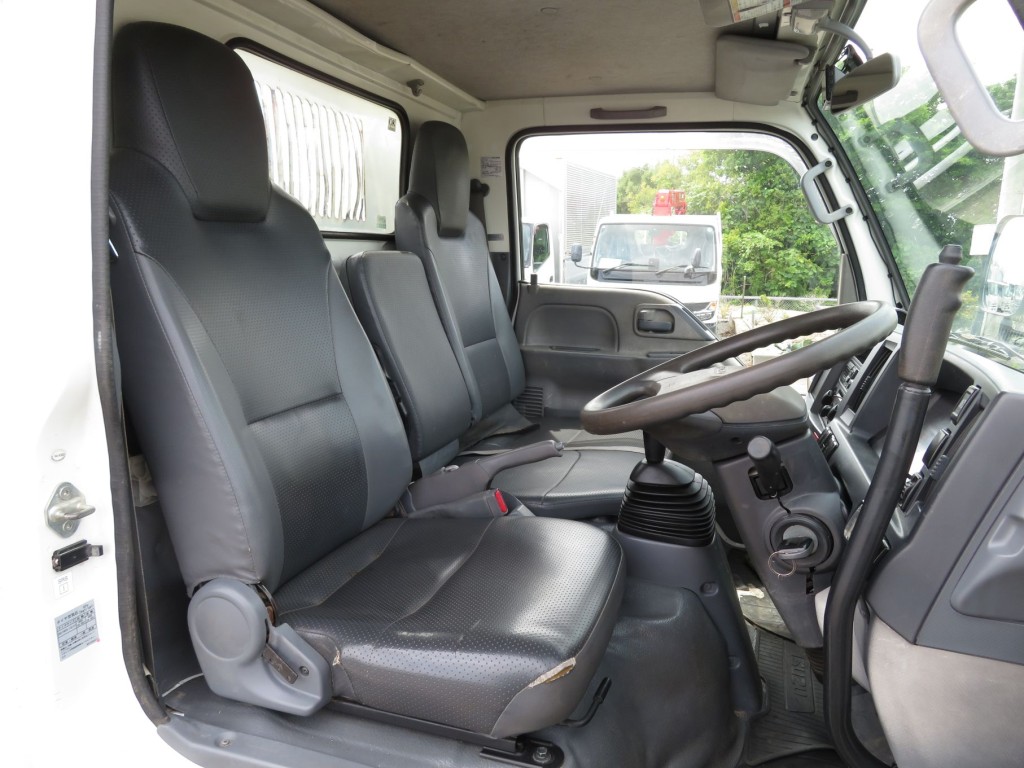 乗車定員は3名です。(運転席座面にヘタリ・破れがあります)|いすゞ エルフ TPG-NKR85AD(2WD)の写真6