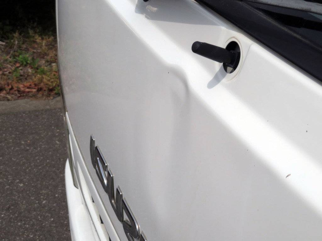 フロントパネルにヘコミがあります。|いすゞ エルフ TPG-NKR85AD(2WD)の写真13