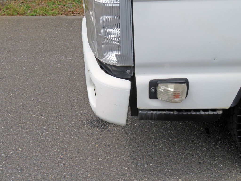 フロントバンパー助手席側に曲がりがあります。|いすゞ エルフ TPG-NKR85AD(2WD)の写真16