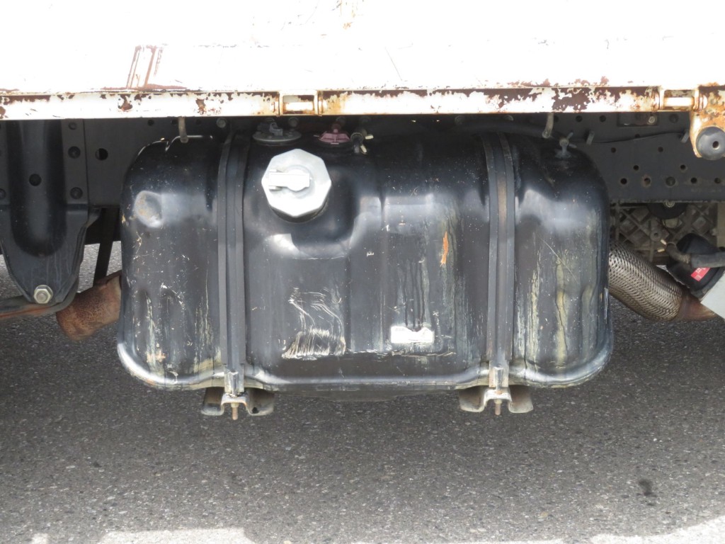 燃料タンクは100Lです。(タンクにヘコミがあります)|いすゞ エルフ TPG-NKR85AD(2WD)の写真24