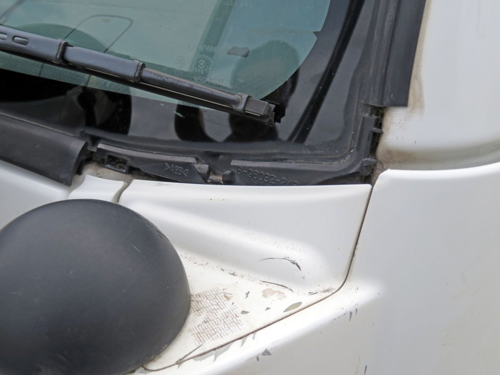 フロントガラス助手席側の下側カドのパッキンが欠損しています。|いすゞ エルフ TPG-NKR85AD(2WD)の写真33