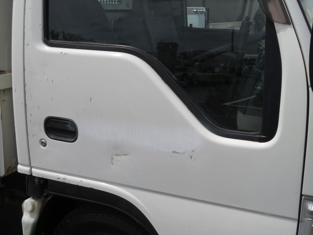 運転席ドア各所にキズ・ヘコミがあります。|いすゞ エルフ TPG-NKR85AD(2WD)の写真44