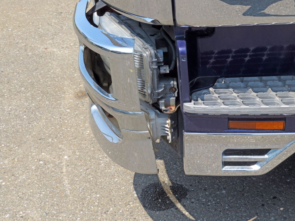 フロントバンパー運転席側に曲がっており隙間が大きく開いています。|三菱 ファイター QKG-FK62FZの写真14