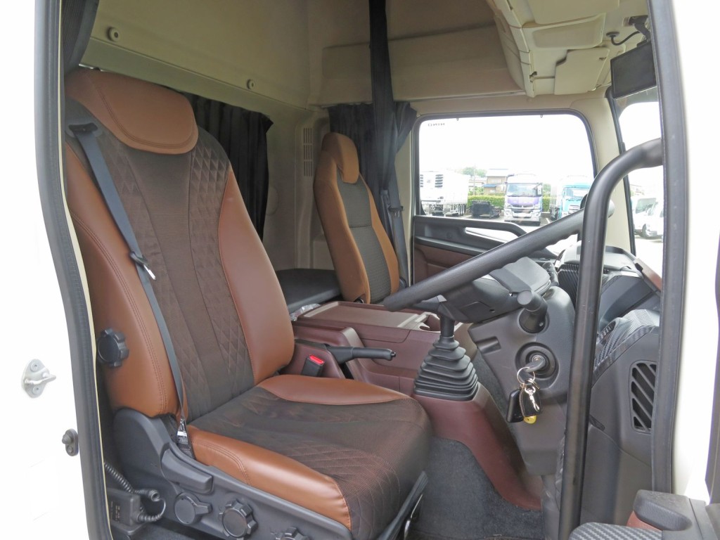 運転席座面にヘタリがあります。(ハイルーフキャビンです)|日野 レンジャー 2KG-FD2ABG(2WD)の写真6