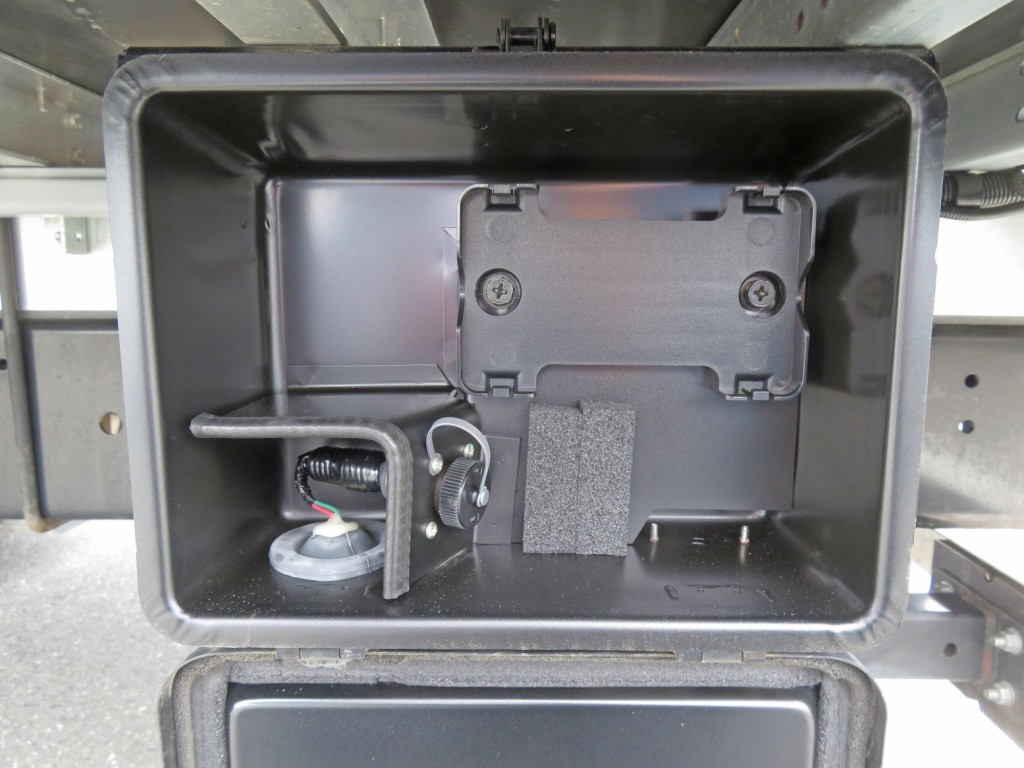荷台後方にエアサスコントローラーの取り付け箇所があります。|日野 レンジャー 2KG-FD2ABG(2WD)の写真15