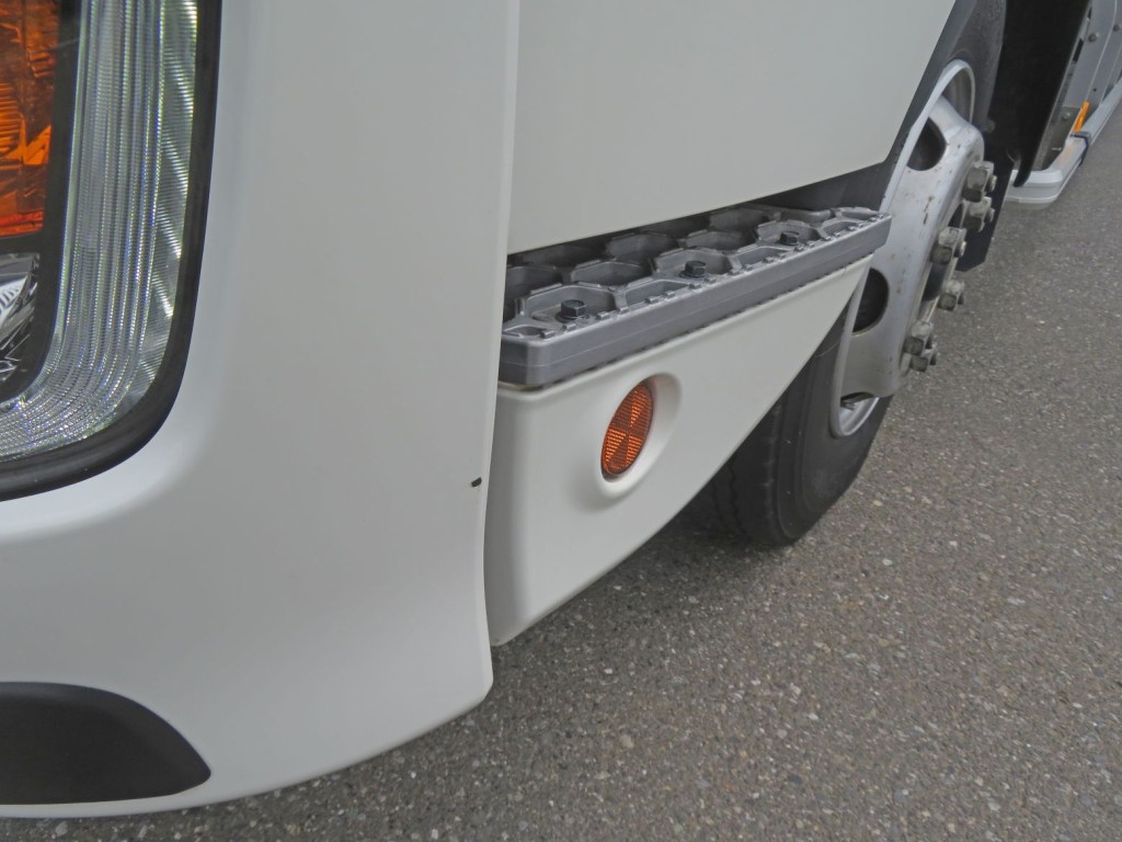 フロントバンパーに小さいキズがあります。|日野 レンジャー 2KG-FD2ABG(2WD)の写真21