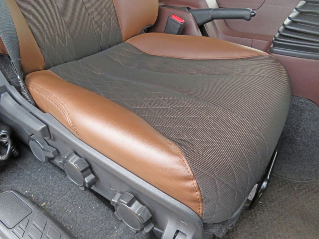 運転席座面の状態です。|日野 レンジャー 2KG-FD2ABG(2WD)の写真24
