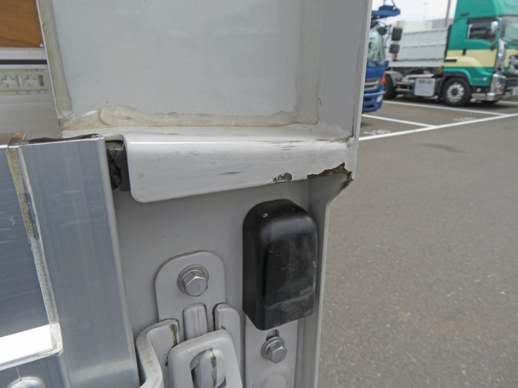 リア柱に塗装の剥がれ箇所があります。|日野 レンジャー 2KG-FD2ABG(2WD)の写真42