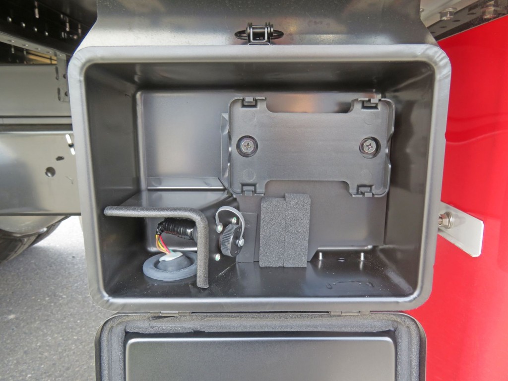 荷台後方にエアサスコントローラーの取り付け箇所があります。|日野 レンジャー 2KG-FE2ACGの写真16