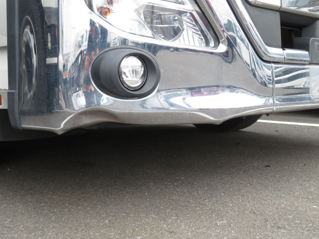 フロントバンパー運転席側にヘコミ・曲がりがあります。|UDトラックス クオン 2PG-CG5CAの写真14