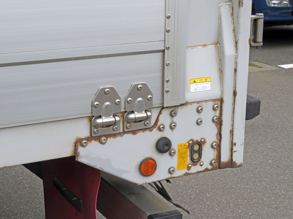 助手席側後方のガセット部周辺にサビがあります。|UDトラックス クオン 2PG-CG5CAの写真19