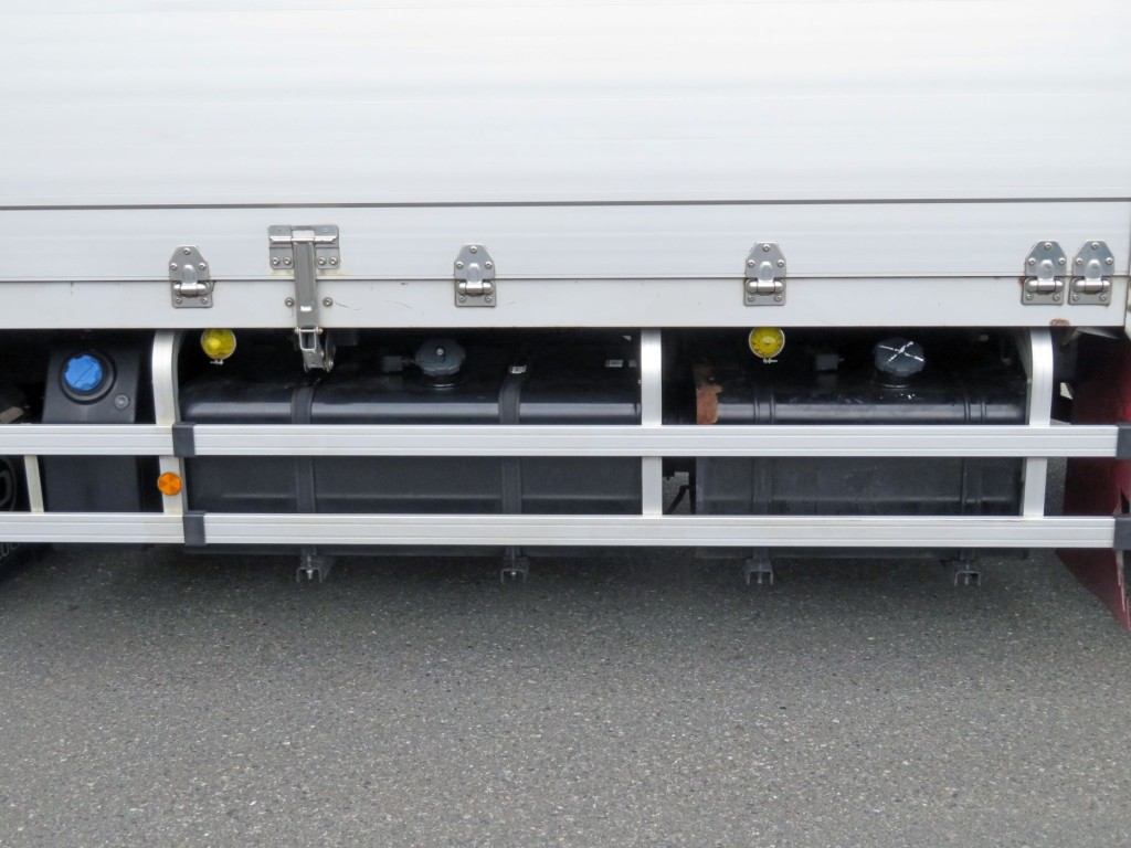 燃料タンクは300Lと200Lが付いています。|UDトラックス クオン 2PG-CG5CAの写真22