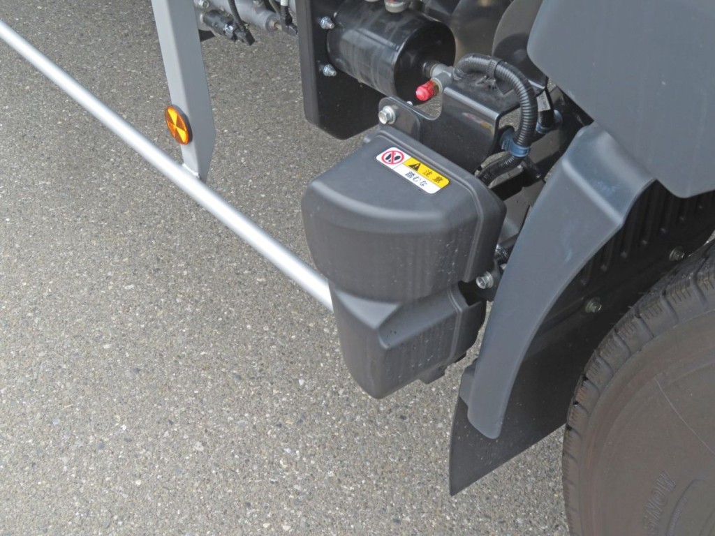 センサーはサイドバンパーより外側に出ています。|日野 レンジャー 2PG-FD2ABA(2WD)の写真10