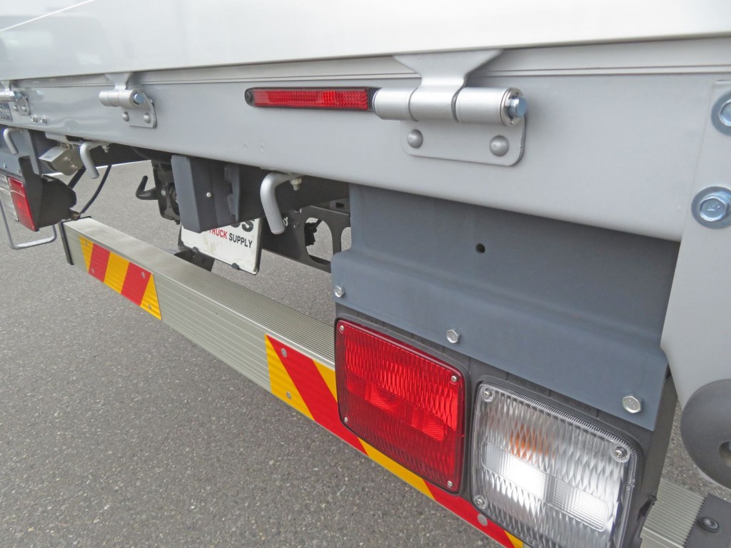 テールランプ上部のステーに色あせがあります。(左右)|日野 レンジャー 2PG-FD2ABA(2WD)の写真22