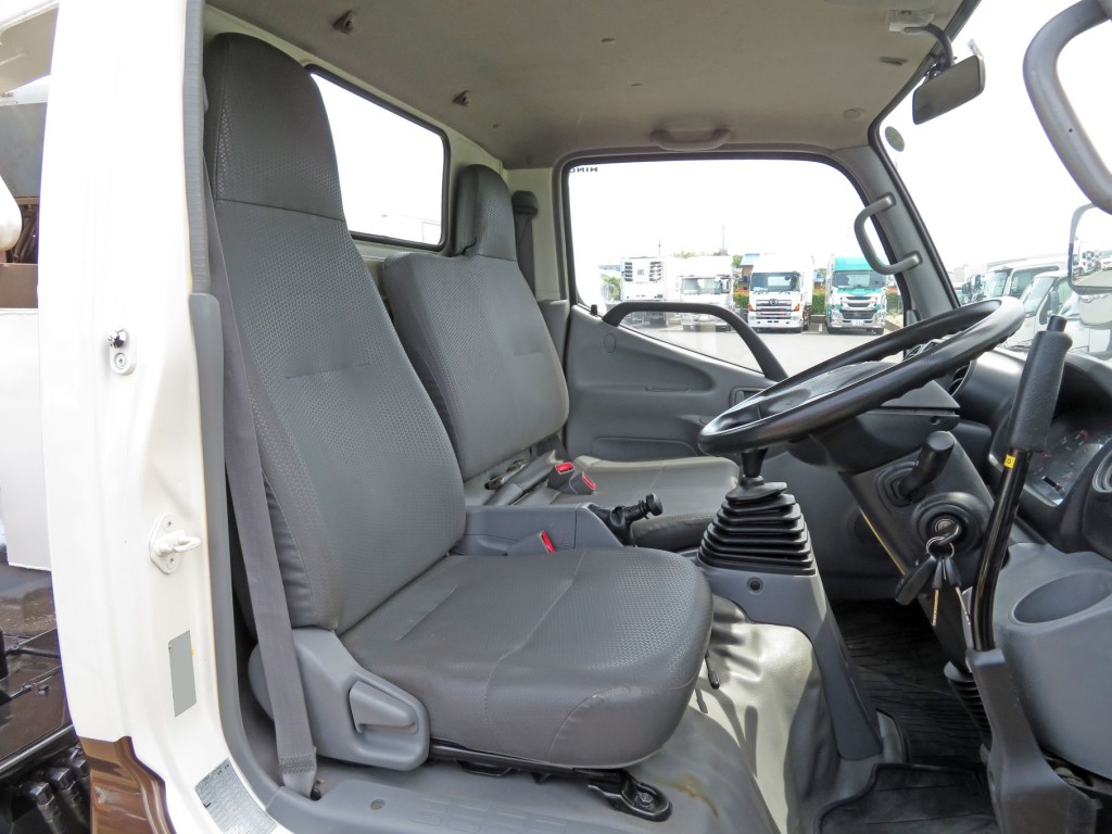 乗車定員は3名です。|日野 デュトロ TKG-XZU640F(2WD)の写真7