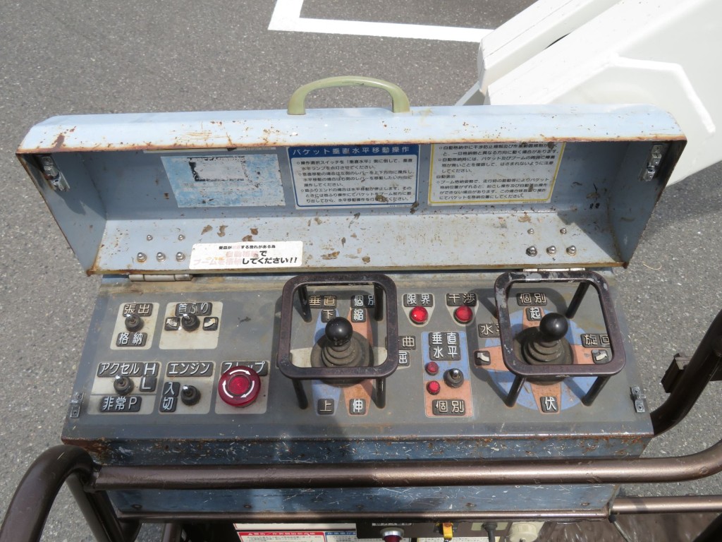 バケット側の操作スイッチ及びレバーです。|日野 デュトロ TKG-XZU640F(2WD)の写真10