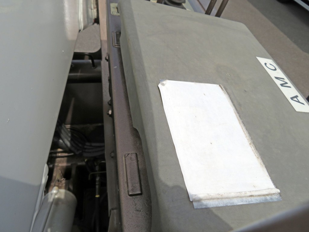 カバーのヒンジ取り付け部が割れています。|日野 デュトロ TKG-XZU640F(2WD)の写真12