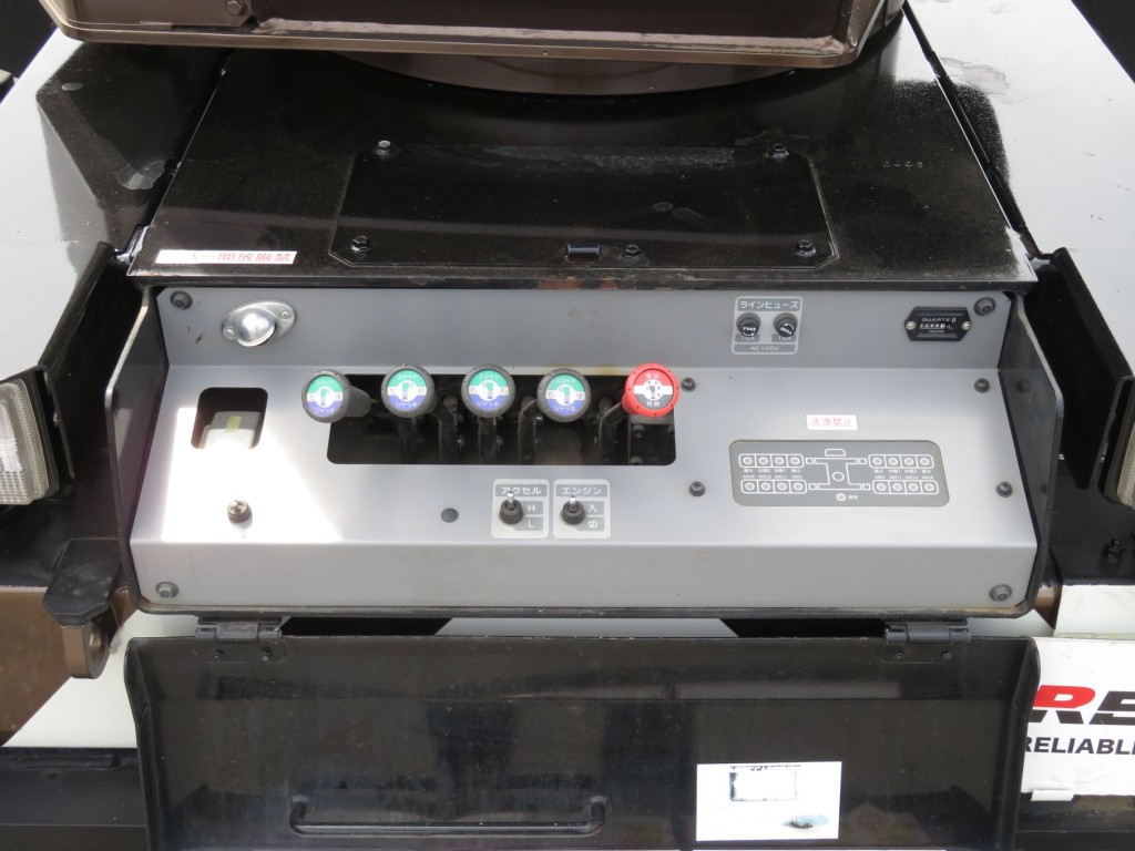 アウトリガーの操作レバーです。|日野 デュトロ TKG-XZU640F(2WD)の写真13