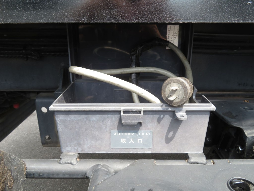 AC100V取入口のコードです。|日野 デュトロ TKG-XZU640F(2WD)の写真15