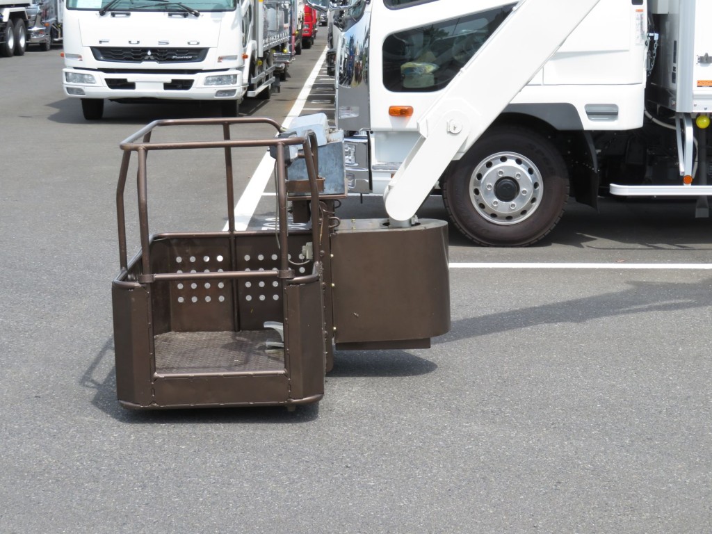 バケットは首振り機能(180度)が付いています。|日野 デュトロ TKG-XZU640F(2WD)の写真17